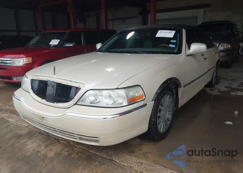 2003 Lincoln Town Car Signature из США, поврежденный, VIN 1LNHM82W13Y660640